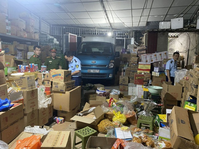 Hàng nghìn chiếc chân gà không rõ nguồn gốc bị tạm giữ Hang nghin chiec chan ga khong ro nguon goc bi tam giu