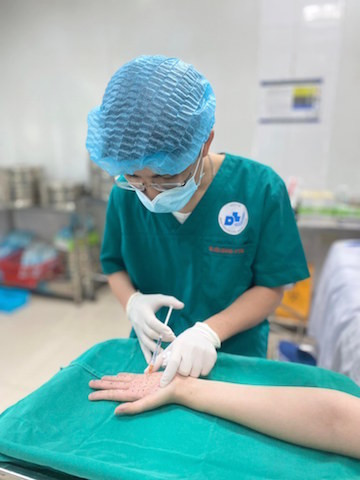 Cô gái trẻ không dám bắt tay ai vì mang căn bệnh 1% dân số mắc - Hình 2 Co gai tre khong dam bat tay ai vi mang can benh 1% dan so mac-Hinh-2