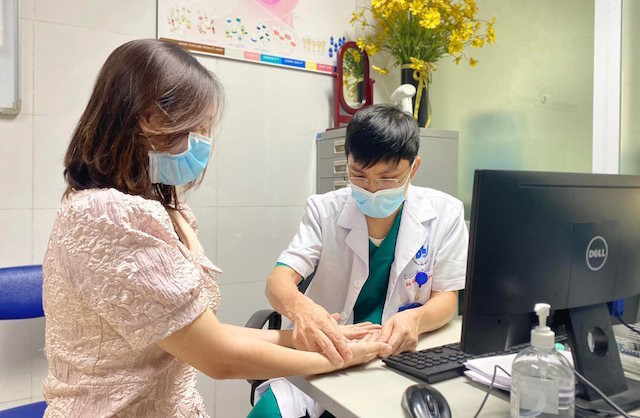 Cô gái trẻ không dám bắt tay ai vì mang căn bệnh 1% dân số mắc Co gai tre khong dam bat tay ai vi mang can benh 1% dan so mac