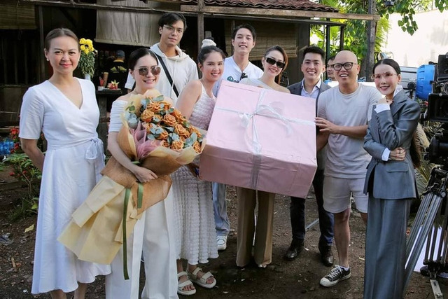 Minh Hằng đeo túi hiệu Ngọc Trinh tặng đi 'công chuyện' - Hình 2 Minh Hang deo tui hieu Ngoc Trinh tang di 'cong chuyen'-Hinh-2
