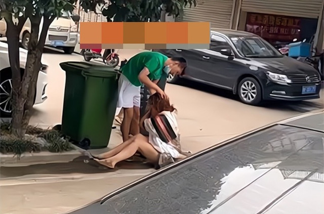 Người đàn ông đánh cô gái, nhét vào thùng rác vì 'bị lừa tiền' Nguoi dan ong danh co gai, nhet vao thung rac vi 'bi lua tien'