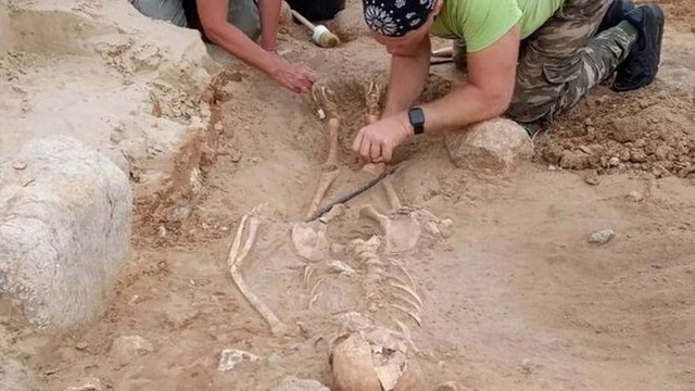 Tìm thấy bộ xương 'Đứa trẻ ma cà rồng' 400 tuổi bị khóa chân Tim thay bo xuong 'Dua tre ma ca rong' 400 tuoi bi khoa chan