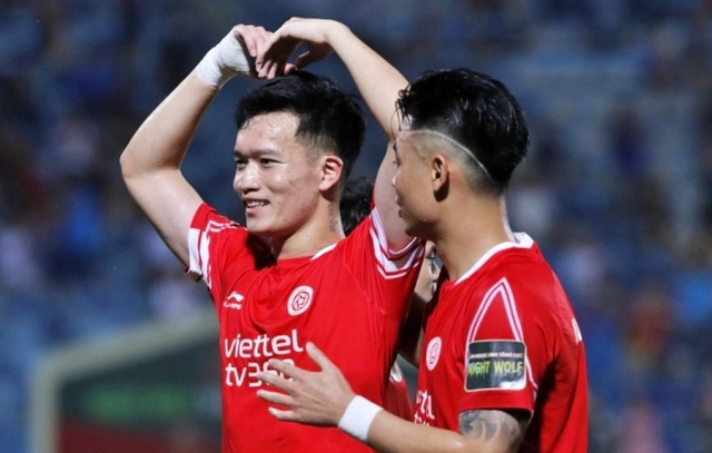 Tiền vệ Hoàng Đức nhận giải thưởng cao quý ở V.League Tien ve Hoang Duc nhan giai thuong cao quy o V.League