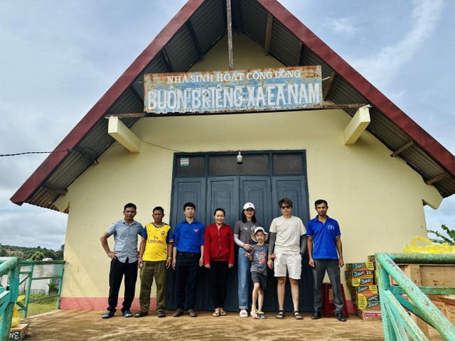 Bé 6 tuổi cùng mẹ du lịch xuyên Việt, làm thiện nguyện ở Tây Nguyên - Hình 8 Be 6 tuoi cung me du lich xuyen Viet, lam thien nguyen o Tay Nguyen-Hinh-8