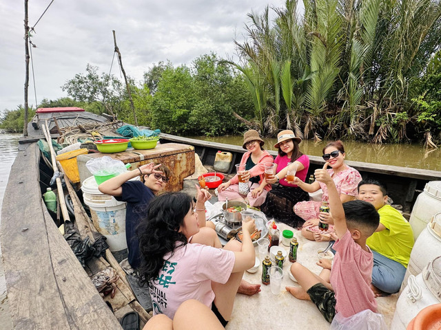 Bé 6 tuổi cùng mẹ du lịch xuyên Việt, làm thiện nguyện ở Tây Nguyên - Hình 6 Be 6 tuoi cung me du lich xuyen Viet, lam thien nguyen o Tay Nguyen-Hinh-6