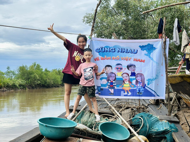 Bé 6 tuổi cùng mẹ du lịch xuyên Việt, làm thiện nguyện ở Tây Nguyên - Hình 3 Be 6 tuoi cung me du lich xuyen Viet, lam thien nguyen o Tay Nguyen-Hinh-3