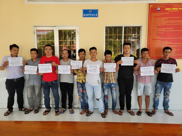 10 người thuê taxi mang theo hung khí đi giải quyết mâu thuẫn 10 nguoi thue taxi mang theo hung khi di giai quyet mau thuan
