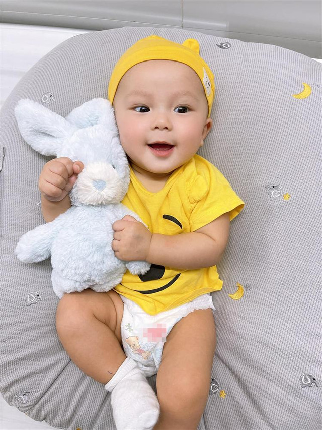 Bất ngờ ngoại hình quý tử 6 tháng tuổi nhà Đỗ Duy Mạnh - Hình 4 Bat ngo ngoai hinh quy tu 6 thang tuoi nha Do Duy Manh-Hinh-4