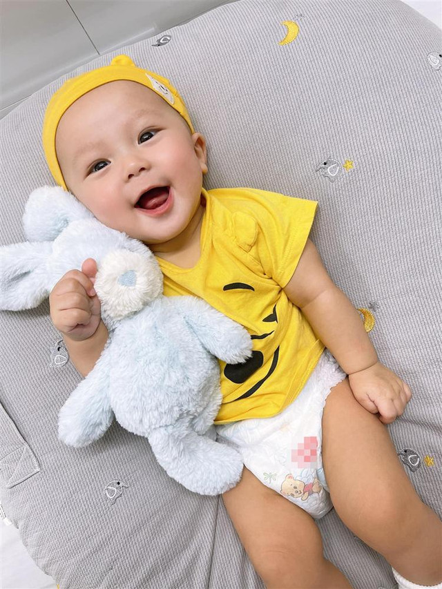 Bất ngờ ngoại hình quý tử 6 tháng tuổi nhà Đỗ Duy Mạnh - Hình 3 Bat ngo ngoai hinh quy tu 6 thang tuoi nha Do Duy Manh-Hinh-3