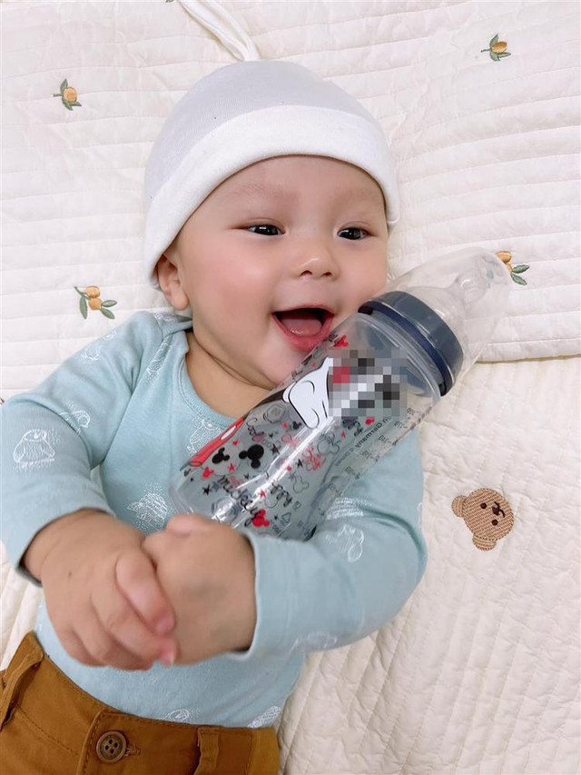 Bất ngờ ngoại hình quý tử 6 tháng tuổi nhà Đỗ Duy Mạnh - Hình 2 Bat ngo ngoai hinh quy tu 6 thang tuoi nha Do Duy Manh-Hinh-2