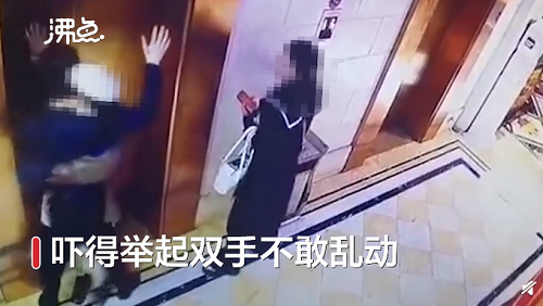 Cô gái cưỡng hôn trai lạ trước thang máy vì quá thu hút Co gai cuong hon trai la truoc thang may vi qua thu hut