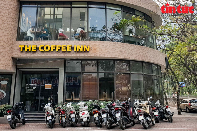 Nhiều hàng quán ở Hà Nội "ngoài đóng, trong mở" Nhieu hang quan o Ha Noi