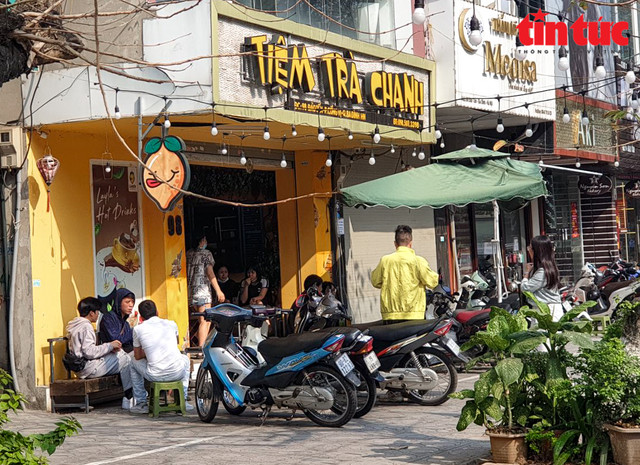 Nhiều hàng quán ở Hà Nội "ngoài đóng, trong mở" - Hình 2 Nhieu hang quan o Ha Noi
