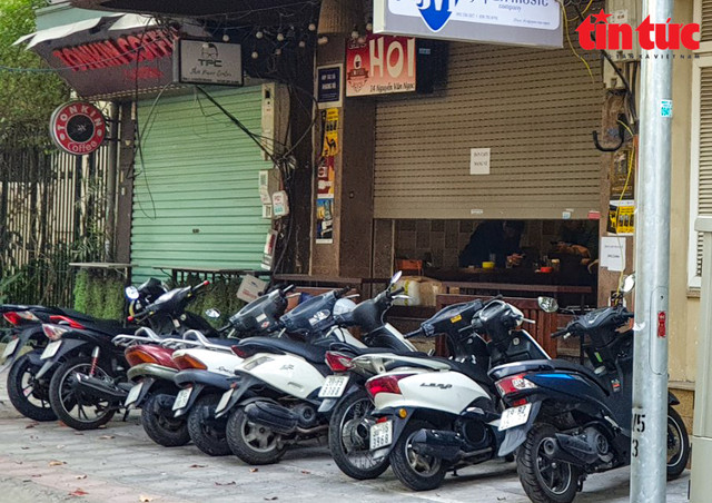 Nhiều hàng quán ở Hà Nội "ngoài đóng, trong mở" - Hình 3 Nhieu hang quan o Ha Noi