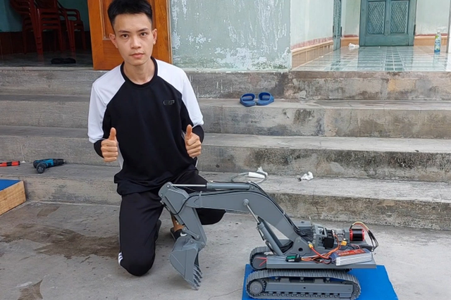 Độc đáo chàng trai Hải Dương chế tạo mô hình máy như thật Doc dao chang trai Hai Duong che tao mo hinh may nhu that