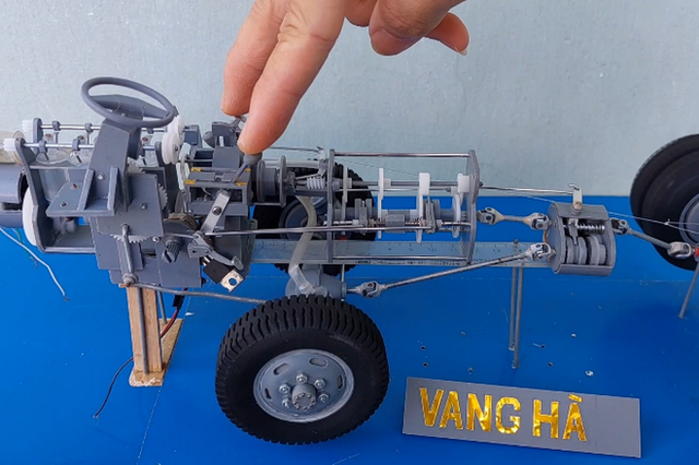 Độc đáo chàng trai Hải Dương chế tạo mô hình máy như thật - Hình 6 Doc dao chang trai Hai Duong che tao mo hinh may nhu that-Hinh-6