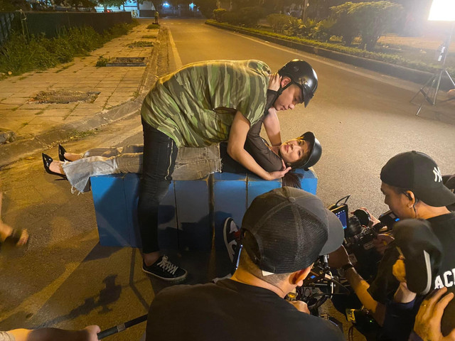 Hậu trường cảnh Quỳnh Nga hôn bạn diễn kém 5 tuổi giữa đường - Hình 4 Hau truong canh Quynh Nga hon ban dien kem 5 tuoi giua duong-Hinh-4