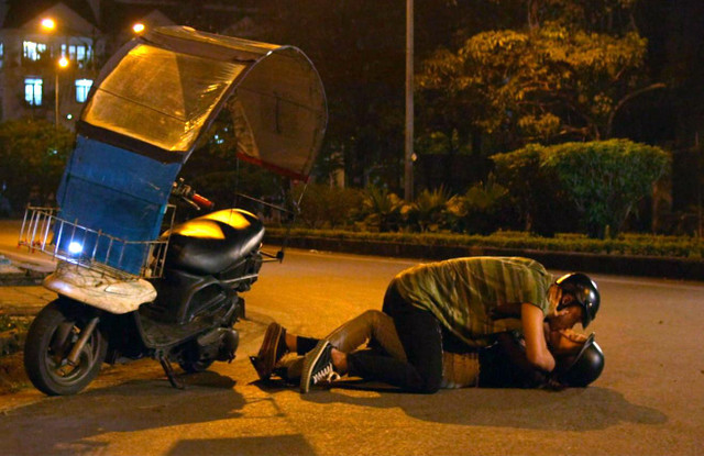 Hậu trường cảnh Quỳnh Nga hôn bạn diễn kém 5 tuổi giữa đường Hau truong canh Quynh Nga hon ban dien kem 5 tuoi giua duong