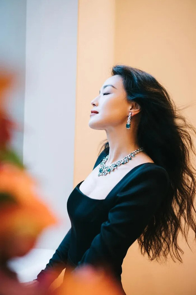 Lộ ảnh chưa chỉnh sửa “nữ hoàng cảnh nóng” Thư Kỳ ở tuổi U50 - Hình 5 Lo anh chua chinh sua “nu hoang canh nong” Thu Ky o tuoi U50-Hinh-5