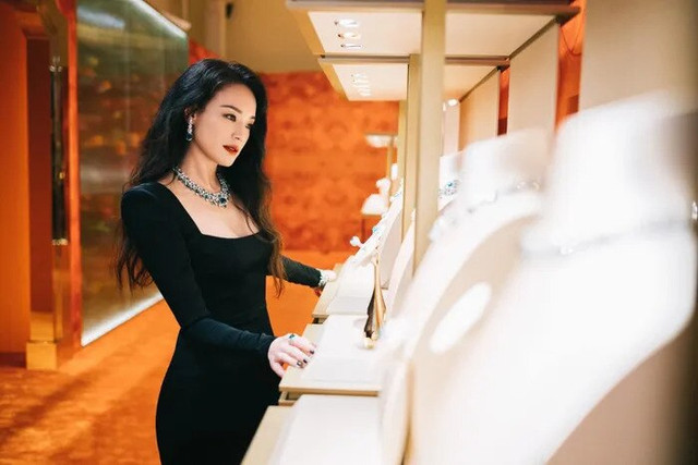 Lộ ảnh chưa chỉnh sửa “nữ hoàng cảnh nóng” Thư Kỳ ở tuổi U50 - Hình 2 Lo anh chua chinh sua “nu hoang canh nong” Thu Ky o tuoi U50-Hinh-2