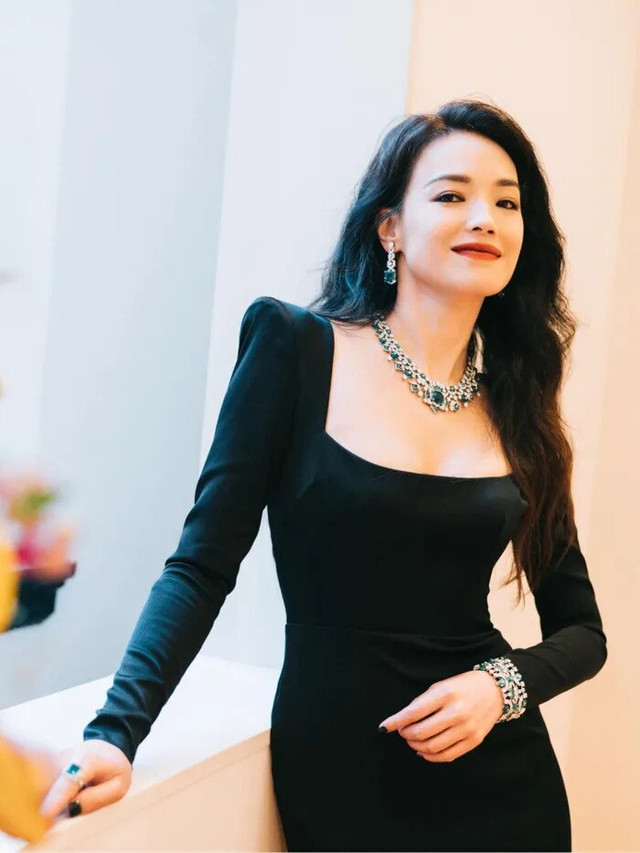 Lộ ảnh chưa chỉnh sửa “nữ hoàng cảnh nóng” Thư Kỳ ở tuổi U50 - Hình 6 Lo anh chua chinh sua “nu hoang canh nong” Thu Ky o tuoi U50-Hinh-6