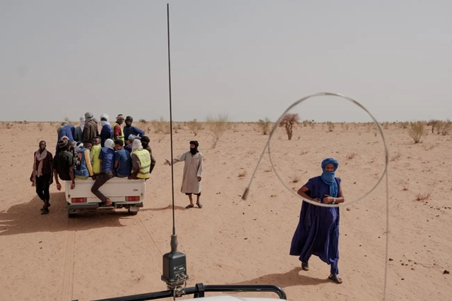 "Hoả ngục Sahara': Những bóng lưng tình nguyện đối đầu với lửa - Hình 3 "Hoả ngục Sahara': Những bóng lưng tình nguyện đối đầu với lửa ảnh 3
