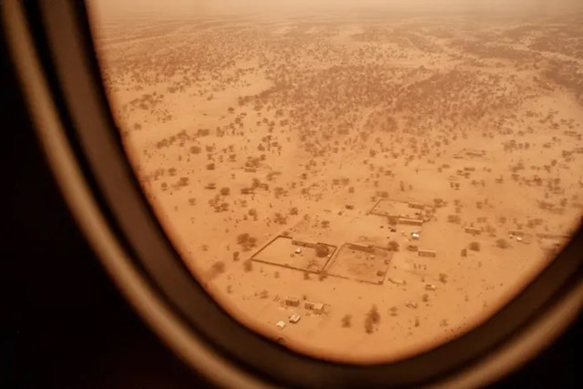 "Hoả ngục Sahara': Những bóng lưng tình nguyện đối đầu với lửa - Hình 7 "Hoả ngục Sahara': Những bóng lưng tình nguyện đối đầu với lửa ảnh 7