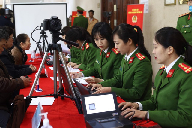 Bộ Công an: Cấp thẻ CCCD gắn chip cho toàn dân trước 30/9 Bo Cong an: Cap the CCCD gan chip cho toan dan truoc 30/9