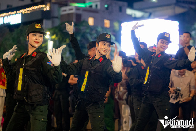 Quân nhạc diễu hành quanh trung tâm TP.HCM trong đêm - Hình 5 Quan nhac dieu hanh quanh trung tam TP.HCM trong dem-Hinh-5