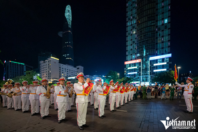Quân nhạc diễu hành quanh trung tâm TP.HCM trong đêm Quan nhac dieu hanh quanh trung tam TP.HCM trong dem