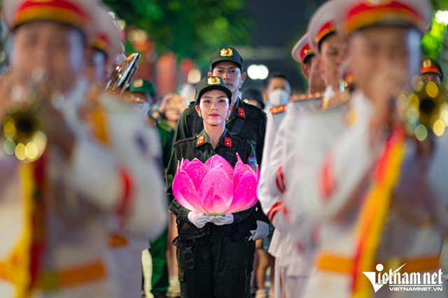 Quân nhạc diễu hành quanh trung tâm TP.HCM trong đêm - Hình 6 Quan nhac dieu hanh quanh trung tam TP.HCM trong dem-Hinh-6