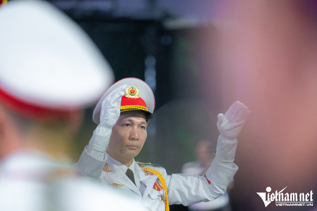 Quân nhạc diễu hành quanh trung tâm TP.HCM trong đêm - Hình 8 Quan nhac dieu hanh quanh trung tam TP.HCM trong dem-Hinh-8