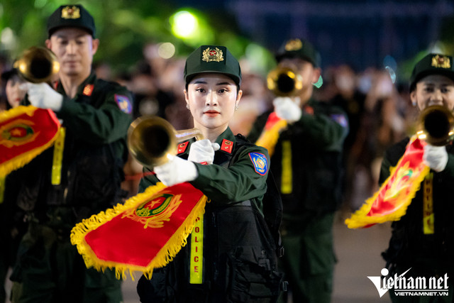 Quân nhạc diễu hành quanh trung tâm TP.HCM trong đêm - Hình 3 Quan nhac dieu hanh quanh trung tam TP.HCM trong dem-Hinh-3