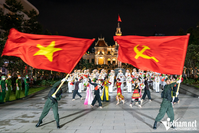 Quân nhạc diễu hành quanh trung tâm TP.HCM trong đêm - Hình 14 Quan nhac dieu hanh quanh trung tam TP.HCM trong dem-Hinh-14