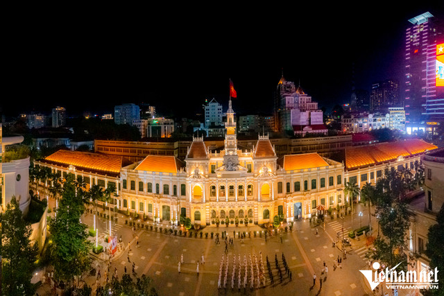 Quân nhạc diễu hành quanh trung tâm TP.HCM trong đêm - Hình 7 Quan nhac dieu hanh quanh trung tam TP.HCM trong dem-Hinh-7