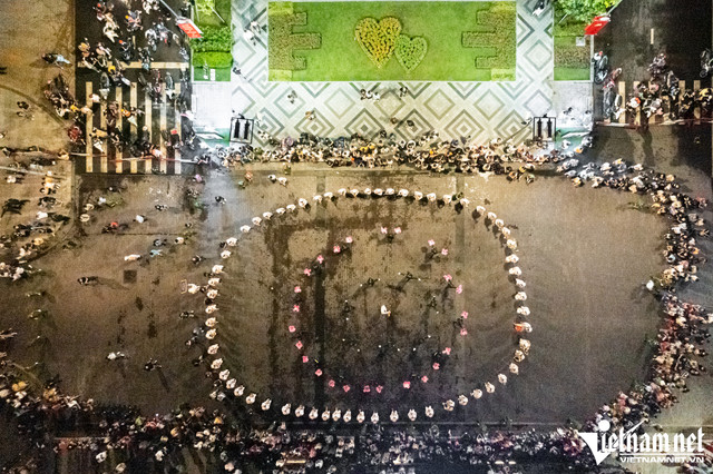 Quân nhạc diễu hành quanh trung tâm TP.HCM trong đêm - Hình 10 Quan nhac dieu hanh quanh trung tam TP.HCM trong dem-Hinh-10