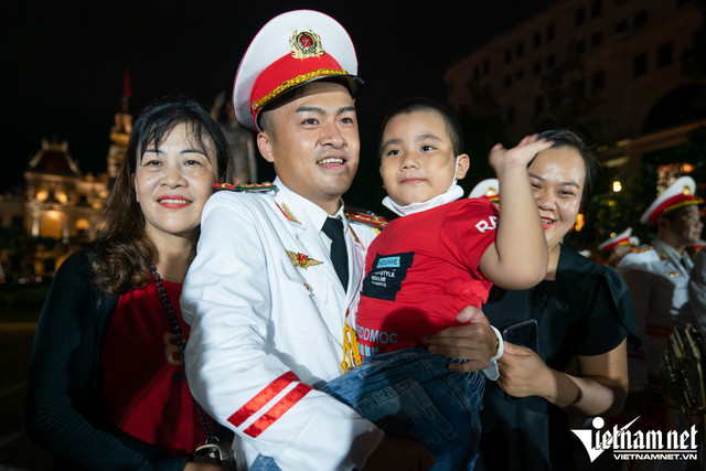 Quân nhạc diễu hành quanh trung tâm TP.HCM trong đêm - Hình 15 Quan nhac dieu hanh quanh trung tam TP.HCM trong dem-Hinh-15