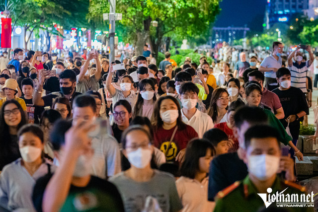 Quân nhạc diễu hành quanh trung tâm TP.HCM trong đêm - Hình 12 Quan nhac dieu hanh quanh trung tam TP.HCM trong dem-Hinh-12