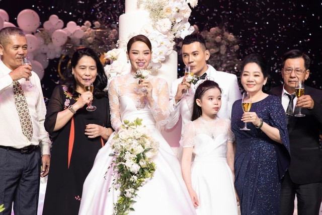 Loạt sao Việt công khai con trước truyền thông khiến dư luận ngỡ ngàng - Hình 7 Loat sao Viet cong khai con truoc truyen thong khien du luan ngo ngang-Hinh-7