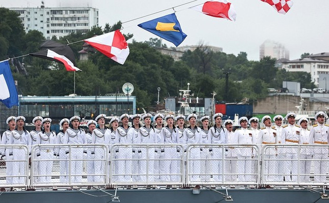Cận cảnh đội tàu chiến hùng hậu của Hải quân Nga - Hình 4 Can canh doi tau chien hung hau cua Hai quan Nga-Hinh-4