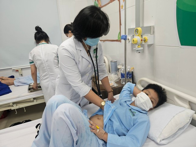222 người phải nhập viện sau khi ăn cơm gà ở Nha Trang 222 nguoi phai nhap vien sau khi an com ga o Nha Trang