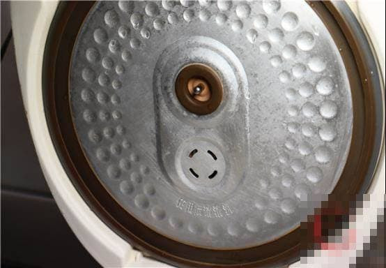 Mẹo làm sạch nồi cơm điện sau 1 phút, vi khuẩn không thể lây lan - Hình 6 Meo lam sach noi com dien sau 1 phut, vi khuan khong the lay lan-Hinh-6