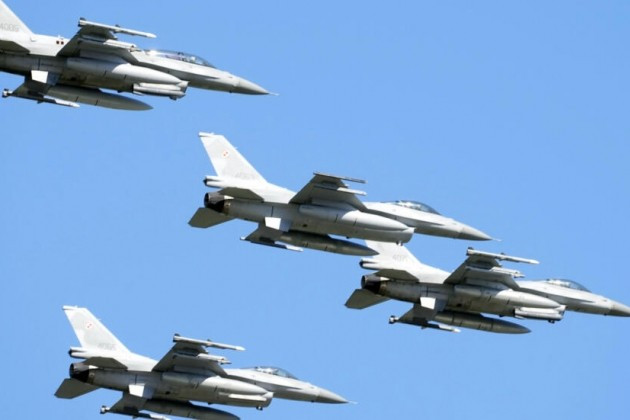 Hé lộ lý do tiêm kích F-16 chưa thể xuất hiện trên bầu trời Ukraine He lo ly do tiem kich F-16 chua the xuat hien tren bau troi Ukraine