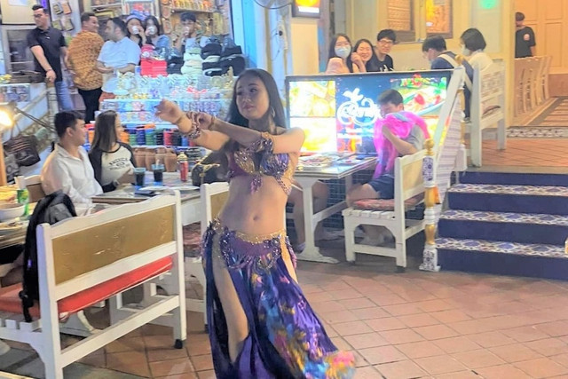 Nhà hàng Singapore xin lỗi vì màn biểu diễn của vũ công múa bụng Nha hang Singapore xin loi vi man bieu dien cua vu cong mua bung