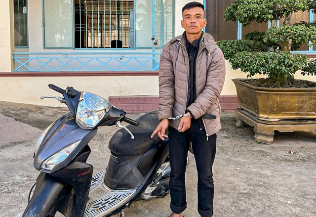 Trộm xe máy của bệnh nhân mang vào nghĩa trang cất giấu Trom xe may cua benh nhan mang vao nghia trang cat giau