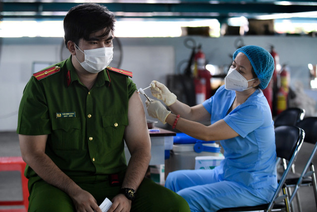 Người được tiêm mũi 3 ở TP.HCM: 'Điều chúng tôi mong chờ từ lâu' Nguoi duoc tiem mui 3 o TP.HCM: 'Dieu chung toi mong cho tu lau'