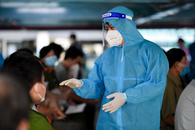 Người được tiêm mũi 3 ở TP.HCM: 'Điều chúng tôi mong chờ từ lâu' - Hình 3 Nguoi duoc tiem mui 3 o TP.HCM: 'Dieu chung toi mong cho tu lau'-Hinh-3
