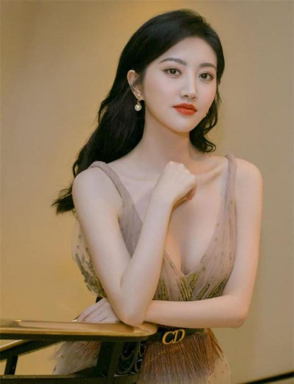 Lưu Diệc Phi và dàn mỹ nhân Cbiz sẽ ra sao khi không còn "chống lưng"? - Hình 11 Luu Diec Phi va dan my nhan Cbiz se ra sao khi khong con