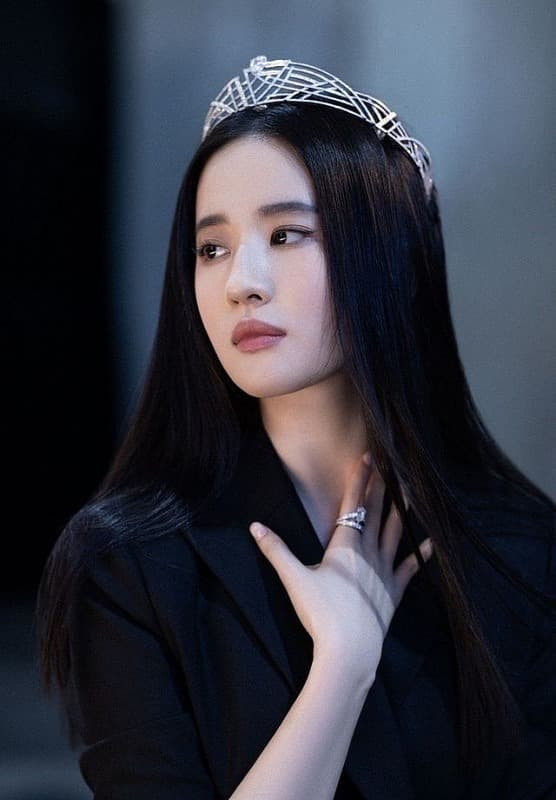 Lưu Diệc Phi và dàn mỹ nhân Cbiz sẽ ra sao khi không còn "chống lưng"? - Hình 4 Luu Diec Phi va dan my nhan Cbiz se ra sao khi khong con