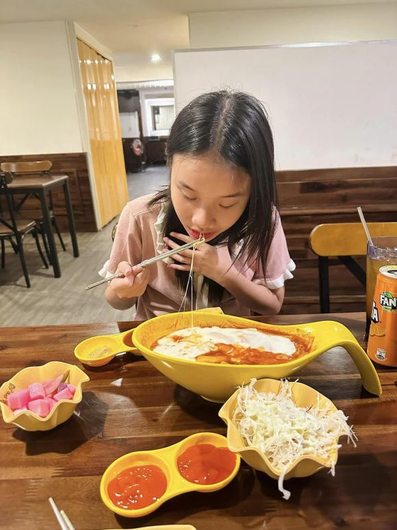 Gọi FaceTime, MC Thành Trung vô tình để lộ nhan sắc của vợ - Hình 2 Goi FaceTime, MC Thanh Trung vo tinh de lo nhan sac cua vo-Hinh-2